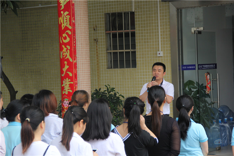 胡燕林總經(jīng)理鼓勵我們只有不斷學習進步，我們“東晟人”才是“地表最強”者。而在這次的分享中最讓我們印象最深就是“藍絲帶”所帶給我們的愛與感恩！